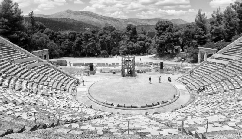 Teatro di Epidaurus, Grecia - foto di Christos Sakellaridis da Unsplash