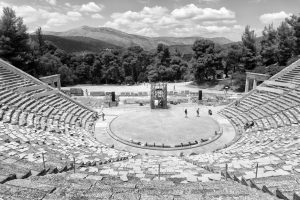 teatro di Epidaurus, Grecia - foto di Christos Sakellaridis da Unsplash