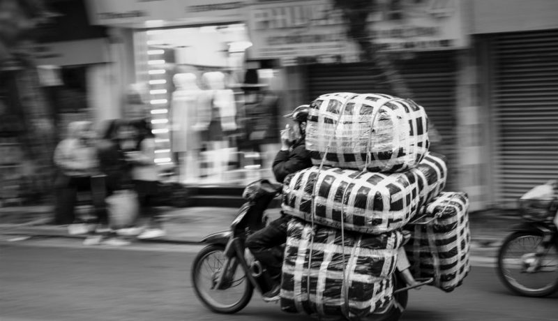 Delivery driver, Hanoi, Vietnam - foto Pete Walls da 'Unsplash'