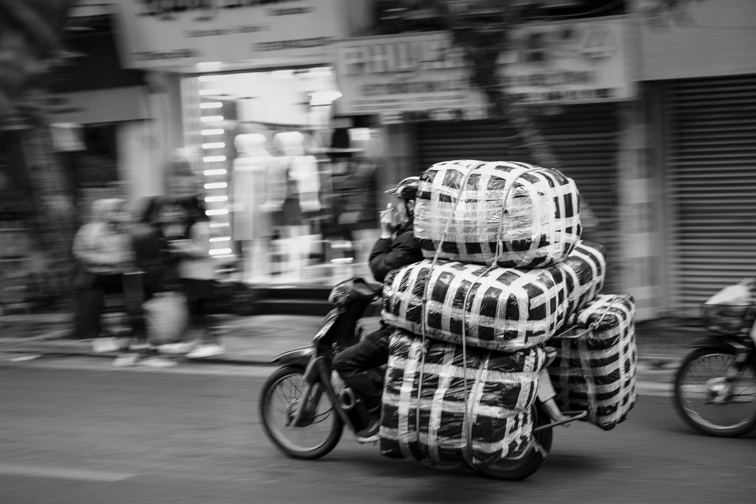 Delivery driver, Hanoi, Vietnam - foto Pete Walls da 'Unsplash'