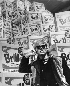 Andy Warhol all'inaugurazione della mostra del 1968 al Moderna Museet davanti a 500 Brillo Boxes. Ph: Lasse Olsson / DN / SCANPIX / DN / SCANPIX