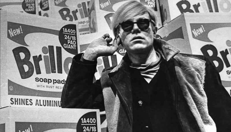 Andy Warhol all'inaugurazione della mostra del 1968 al Moderna Museet davanti a 500 Brillo Boxes. Ph: Lasse Olsson / DN / SCANPIX / DN / SCANPIX