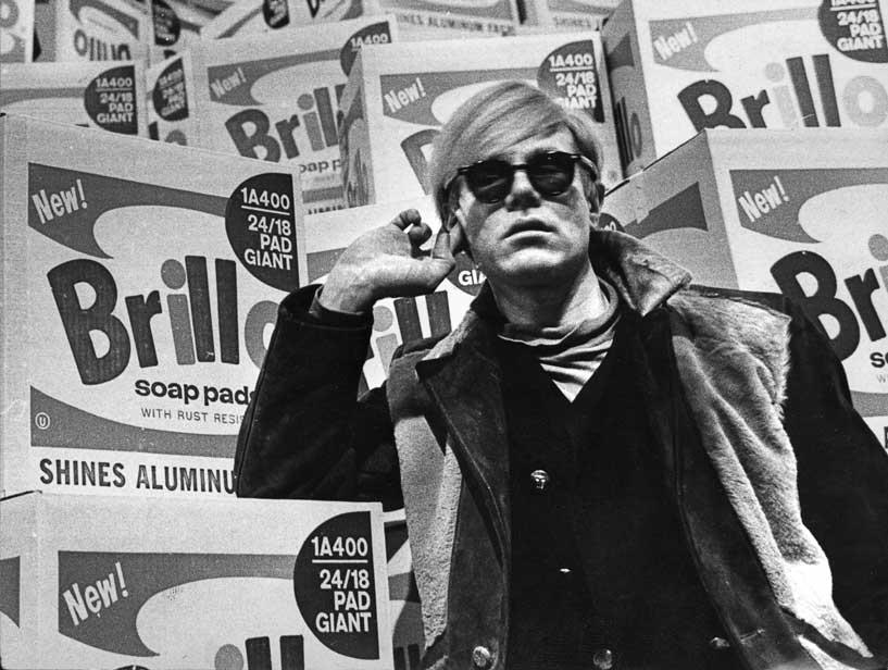 Andy Warhol all'inaugurazione della mostra del 1968 al Moderna Museet davanti a 500 Brillo Boxes. Ph: Lasse Olsson / DN / SCANPIX / DN / SCANPIX