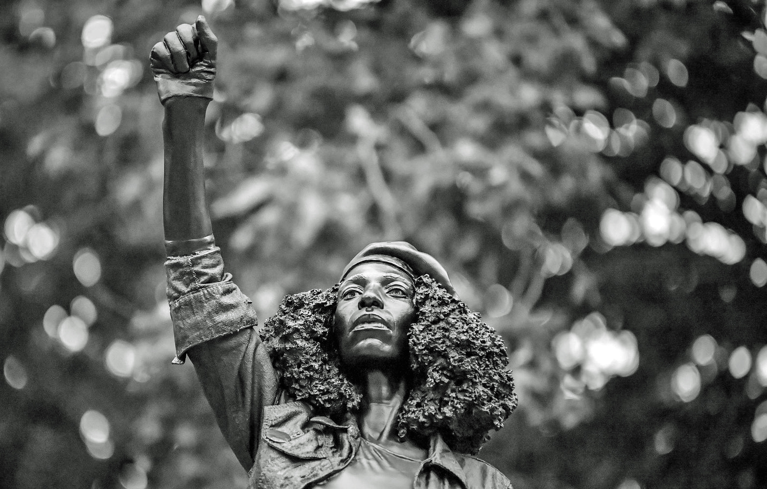 Scultura di Jen Reid, una manifestante di Black Lives Matter, realizzata dall'artista Marc Quinn, eretta nel giugno 2020 a Bristol sul piedistallo dove un tempo sorgeva una statua del commerciante di schiavi Edward Colston. Fonte: www.huffingtonpost.co.uk