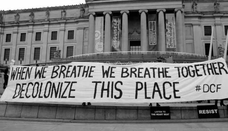 Manifestazione del 2016 organizzata dal Decolonial Cultural Front and Movement to Protect the People al Brooklyn Museum (immagine da hyperallergic.com, originariamente gentilmente concessa dal Decolonial Cultural Front)