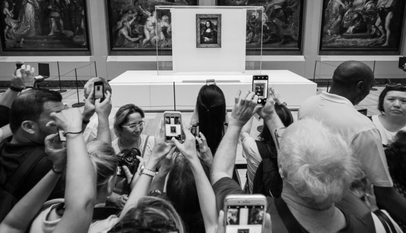 La Gioconda di Leonardo da Vinci al Museo del Louvre di Parigi. Foto di Mika Baumeister, unsplash.com