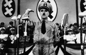 Charlie Chaplin in 'Il Grande Dittatore', film statunitense del 1940 scritto, diretto, musicato, prodotto e interpretato da Charlie Chaplin