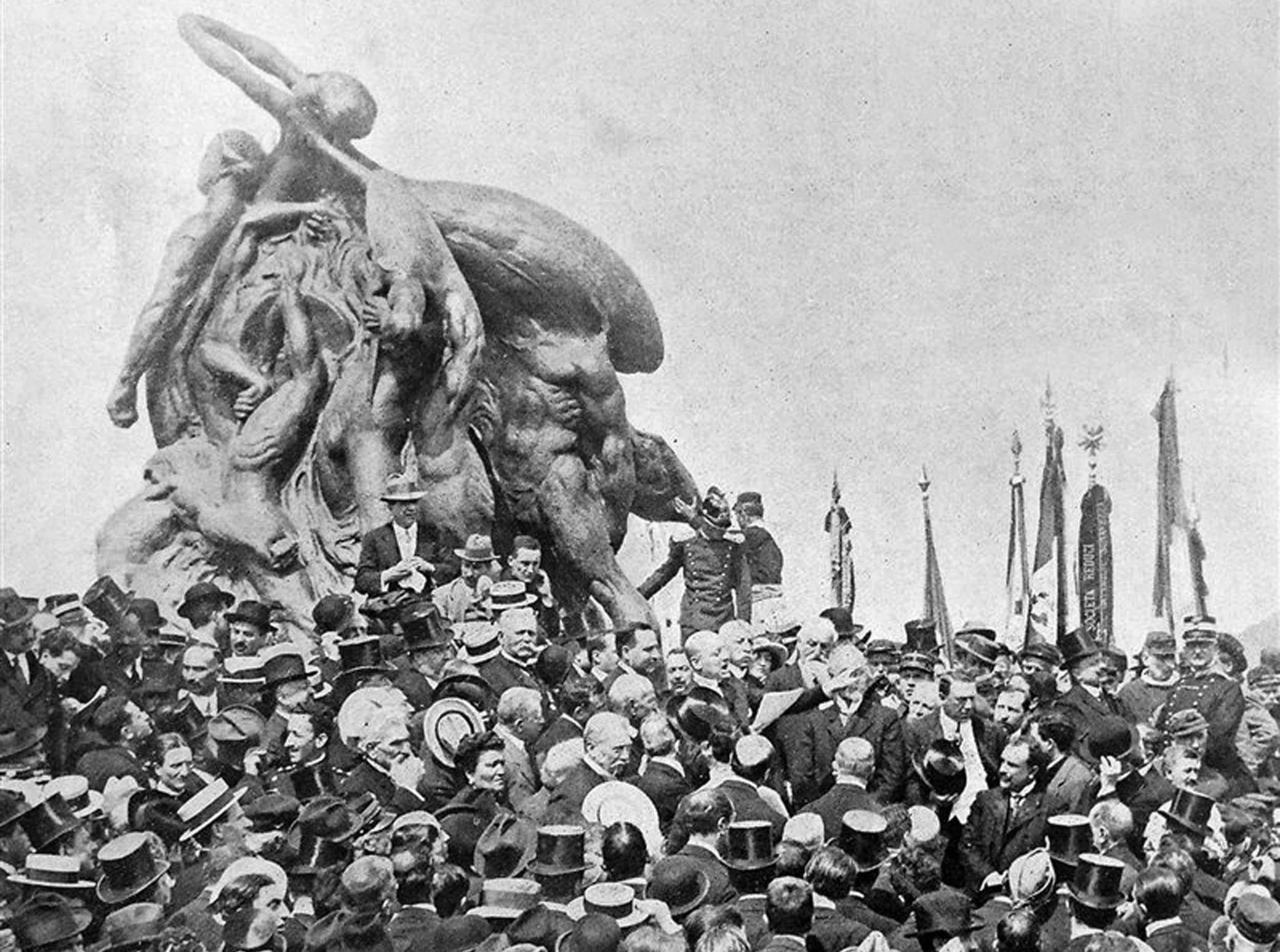Folla accalcata durante il discorso di Gabriele d'Annunzio, in occasione dell'inaugurazione del monumento ai Mille di Quarto, Genova, 5 maggio 1915 Fonte: Cordon Press - STORICA National Geographic www.storicang.it