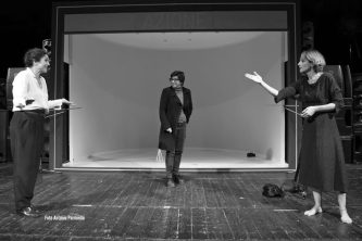 "Tina e Alfonsina", testo di Claudio Fava, regia di Veronica Cruciani, con Aglaia Mora e Francesca Ciocchetti. Foto di Antonio Parrinello