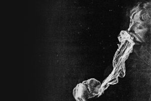 una seduta di Stanisława Janina Tomczyk, medium spirituale polacca dell'inizio del XX secolo, nota per le sue presunte dimostrazioni di psicocinesi e fotografia psichica